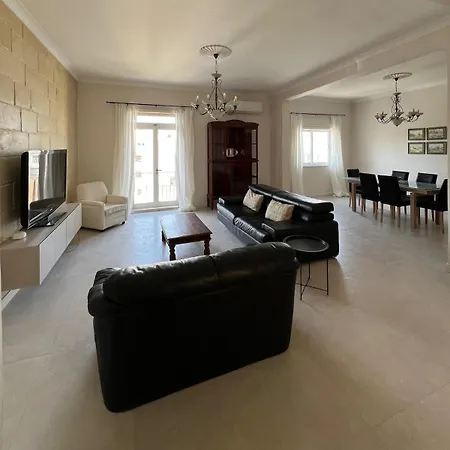Spacious & 3-bedroom Close To The Sea Apartment
