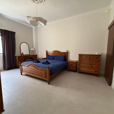 Spacious & 3-bedroom Close To The Sea *
